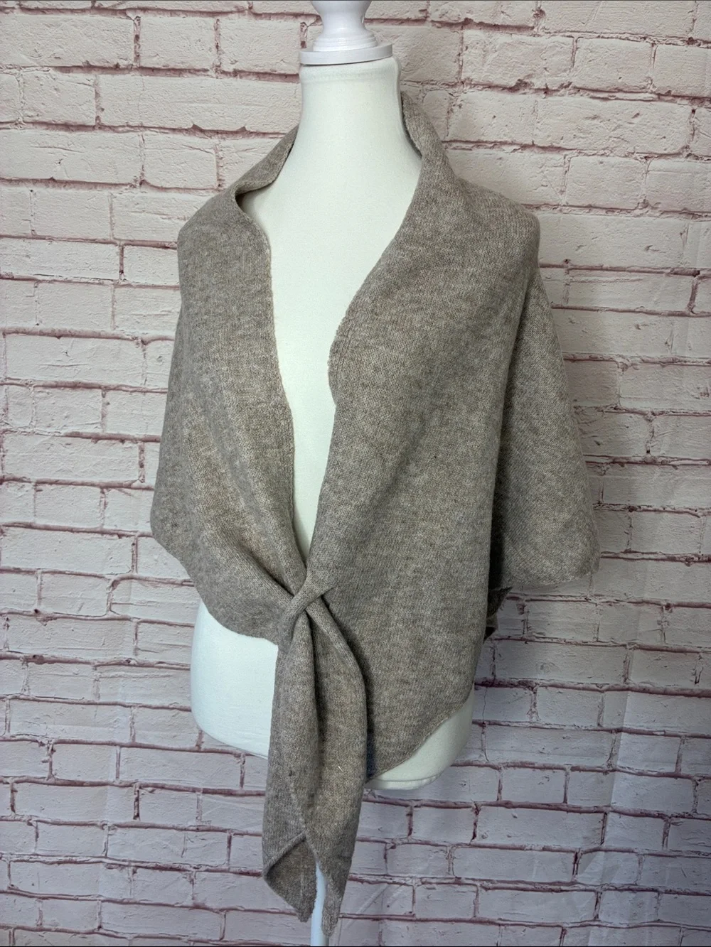 Yekee Triangle Sweater Knit Shawl Wrap Like New